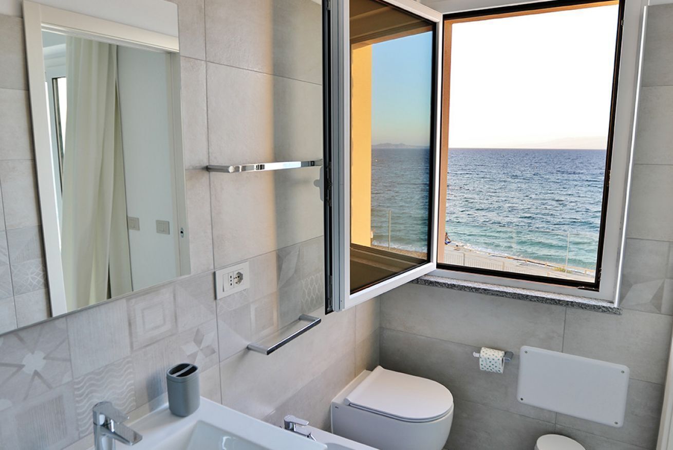 Douche, sèche-cheveux, bidet, serviettes fournies