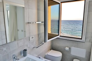 Regadera, secadora de cabello, bidet, toallas