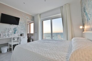 1 habitación, caja de seguridad en la habitación y escritorio