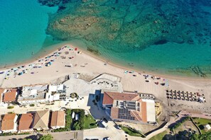 Playa en los alrededores y toallas de playa