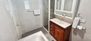Shower - Kumquat Cottage pet friendly home with spacious backyard. (Jindabyne)