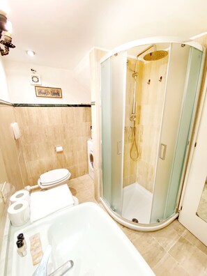 Haartrockner, Handtücher, Seife, Toilettenpapier