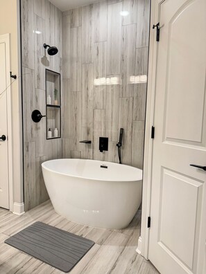 Towels, soap, toilet paper - Charming 2-Bedroom Getaway in Gentilly, New Orleans (New Orleans)