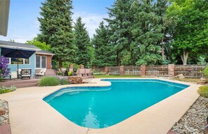 Una piscina al aire libre, una piscina climatizada