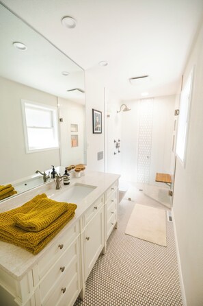 Douche, baignoire à remous, séchoir à cheveux, bidet