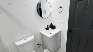 حوض استحمام بنظام ضخ المياه، مجففات شعر، مناشف، صابون