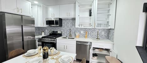 Frigorífico, microondas, horno y placa de cocina