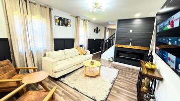 TV connectée, cheminée, baby-foot, table de tennis de table