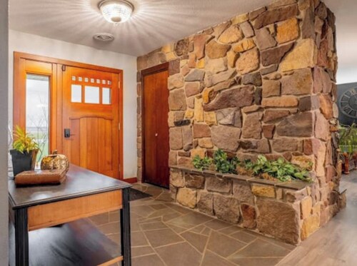 CozyHome-HotTub-Pool-WI-FI-KingBed-ArcadeGames-PoolTable