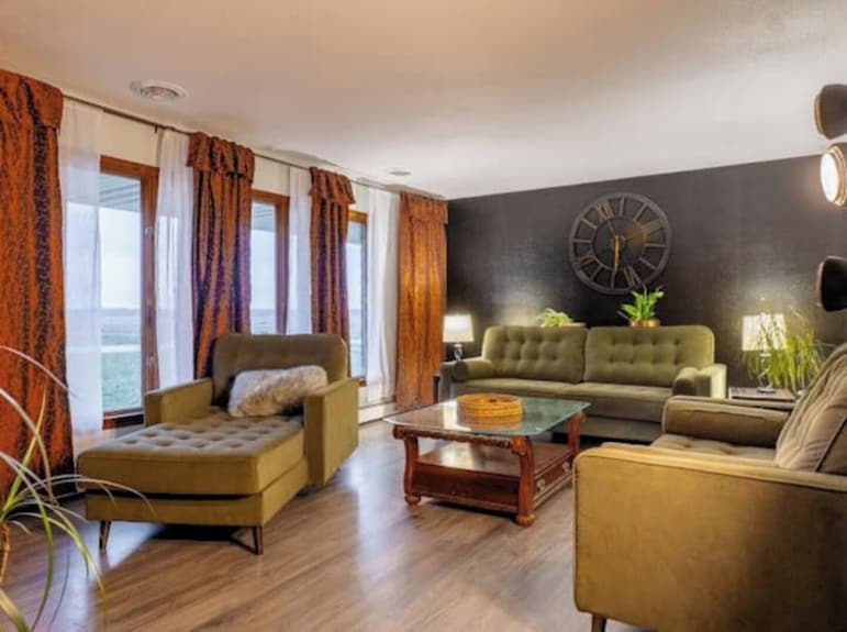 Cozyhome-hottub-pool-wi-fi-kingbed-arcadegames-pooltable - Middlebury, IN