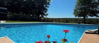 CozyHome-HotTub-Pool-WI-FI-KingBed-ArcadeGames-PoolTable