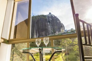 Studiosuite – deluxe, fjellutsikt | Sengetøy av topp kvalitet, dundyner, minibar og skrivebord for bærbar PC