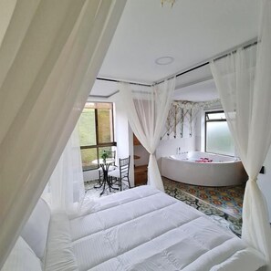 Sengetøy av topp kvalitet, dundyner, minibar og skrivebord for bærbar PC