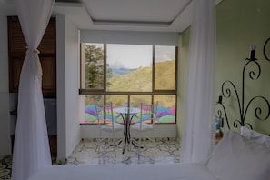Suite estudio Deluxe, vista a la montaña | Ropa de cama de alta calidad, edredón y minibar