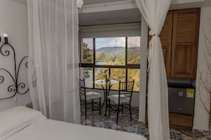 Habitación doble Confort, vista a la laguna | Ropa de cama de alta calidad, edredón y minibar