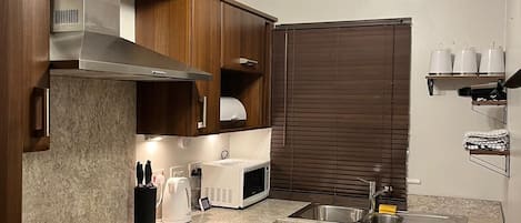 Réfrigérateur, four à micro-ondes, un four, surface de cuisson