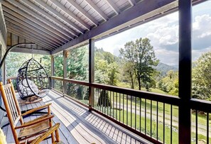 Terrace/patio - Cozy Cabin-WiFi, Game room, mountain views, hot tub fully stocked, Pet Friendly! (Sugar Grove)