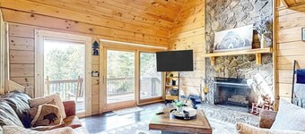 Cozy Cabin-WiFi, Game room, mountain views, hot tub fully stocked, Pet Friendly!