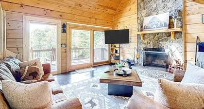 Cozy Cabin-WiFi, Game room, mountain views, hot tub fully stocked, Pet Friendly!