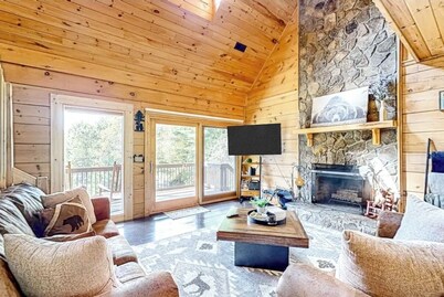 Cozy Cabin-WiFi, Game room, mountain views, hot tub fully stocked, Pet Friendly!