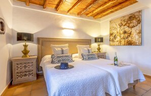 6 chambres, coffres-forts dans les chambres, fer et planche à repasser