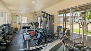 A gym with various exercise equipment, including treadmills, weight machines, and free weights. - Discovery Parks - Cloncurry (Cloncurry)