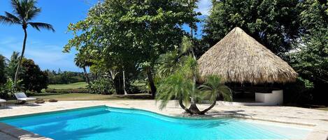 Una piscina al aire libre