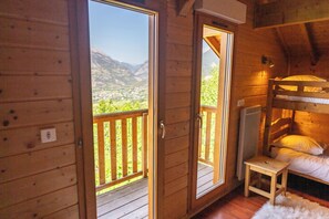 4 bedrooms, travel crib, free WiFi, bed sheets