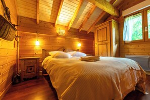 4 bedrooms, travel crib, free WiFi, bed sheets