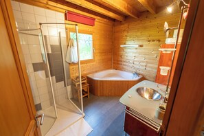 Een douche, een haardroger, handdoeken, zeep