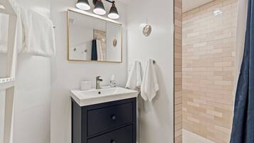 Douche, articles de toilette écologiques, sèche-cheveux