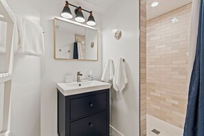 Shower, eco-friendly toiletries, hair dryer, towels - Rifugio: 2BR w/IR Sauna Near Trails & Adventure (Superior)