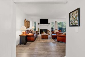 TV, offices - Pinehurst Condo with Golf Course Views (Pinehurst)