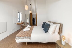 6 bedrooms, desk, iron/ironing board, travel crib
