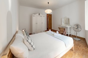 6 quartos, escrivaninha, ferros/tábuas de passar roupa, berço de viagem