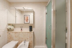 Ducha, bañera de hidromasaje, secador de pelo, bidet