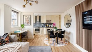 Een modern appartement met een eetgedeelte, keuken en woonkamer.
