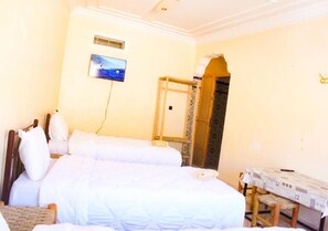 1 dormitorio, tabla de planchar con plancha, wifi y ropa de cama