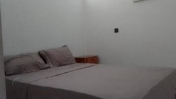 1 dormitorio, tabla de planchar con plancha, wifi y ropa de cama