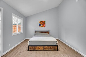 4 bedrooms, in-room safe, desk, iron/ironing board - Luxury Simi Valley Single Story Insurance approve 4 bedroom home Fast Wifi (Simi Valley)