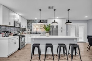 Fridge, microwave, oven, stovetop - Luxury Simi Valley Single Story Insurance approve 4 bedroom home Fast Wifi (Simi Valley)