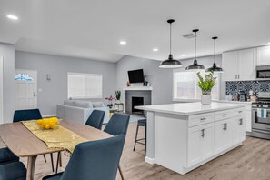 Interior - Luxury Simi Valley Single Story Insurance approve 4 bedroom home Fast Wifi (Simi Valley)