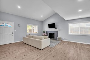 Smart TV, fireplace, video games, ping pong - Luxury Simi Valley Single Story Insurance approve 4 bedroom home Fast Wifi (Simi Valley)