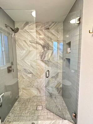 Shower, hair dryer, towels, soap - Home w/1Bedroom w/private bath (Wildomar)