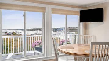 Signature-sviitti | Oleskelualue | 42–tuumainen äly-TV, jossa digitaalikanavat