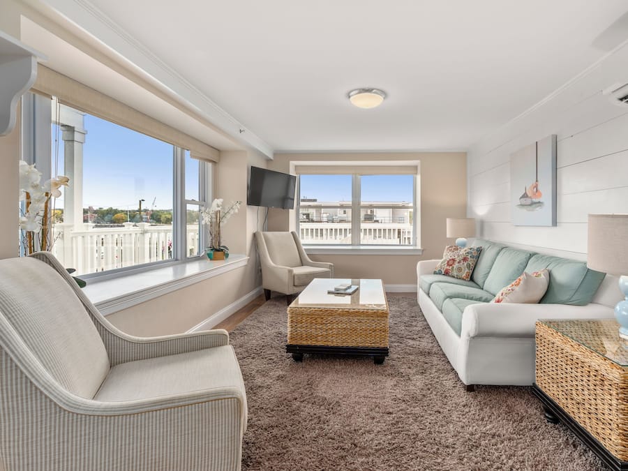 Premium suite | Woonruimte | Een 42-inch smart-tv met digitale zenders