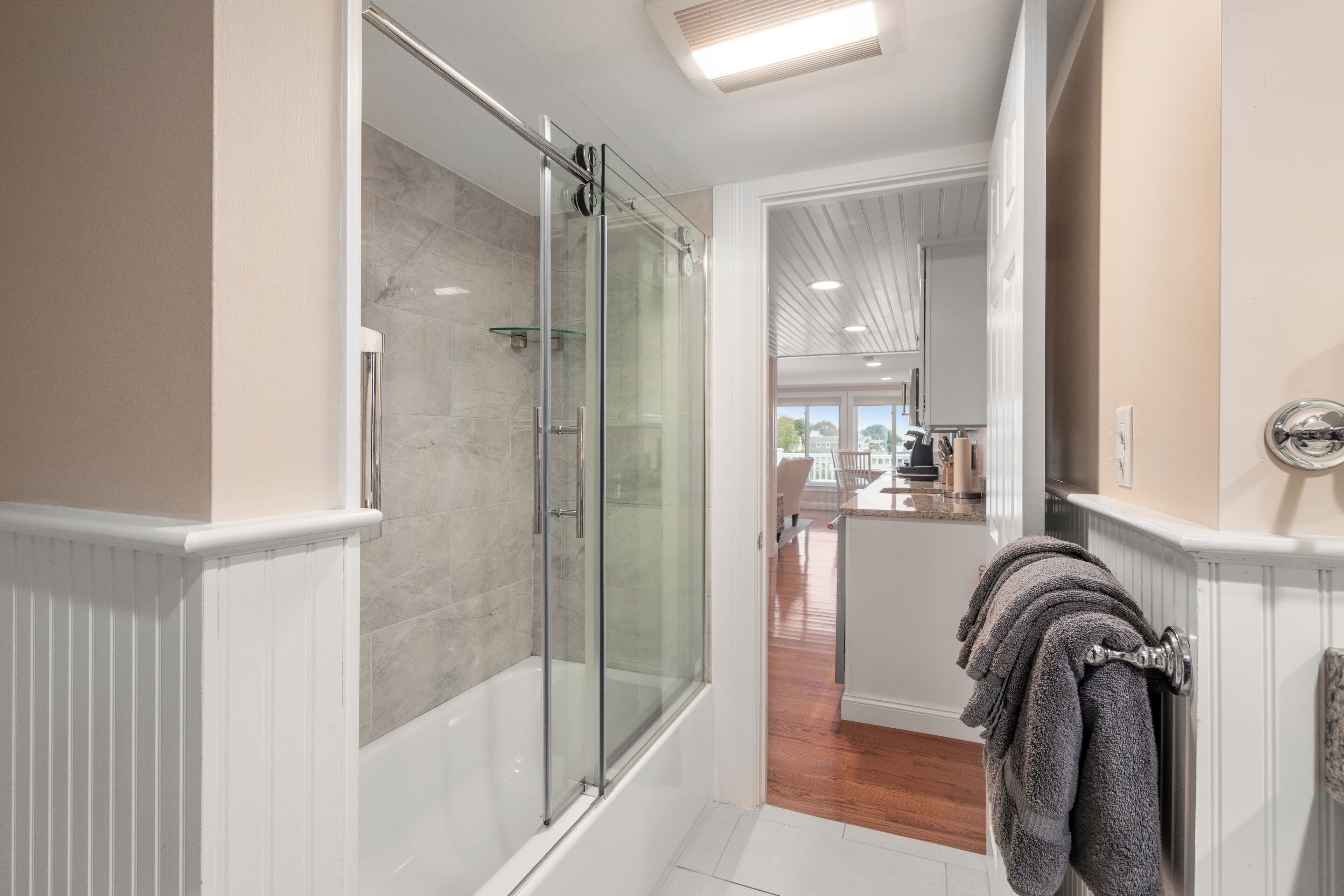 Signature Suite | Bathroom | Combined shower/tub, free toiletries, towels, soap