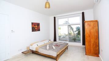 2 bedrooms, desk, iron/ironing board, travel crib