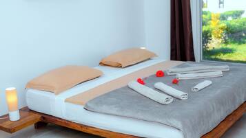 2 chambres, bureau, fer et planche à repasser, lit parapluie