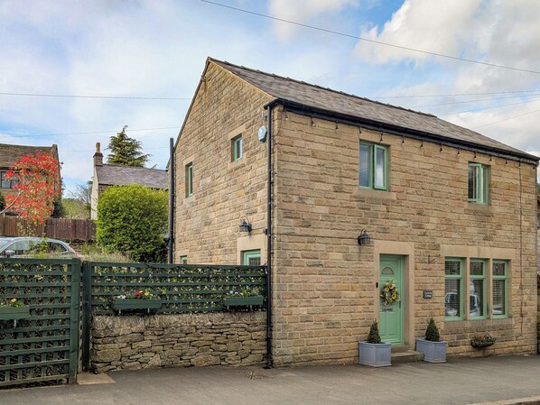 Exterior - 3 bedroom accommodation in Eyam (Eyam)